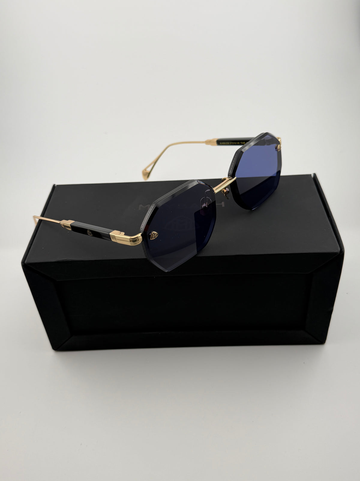 M famous brand sunglasses