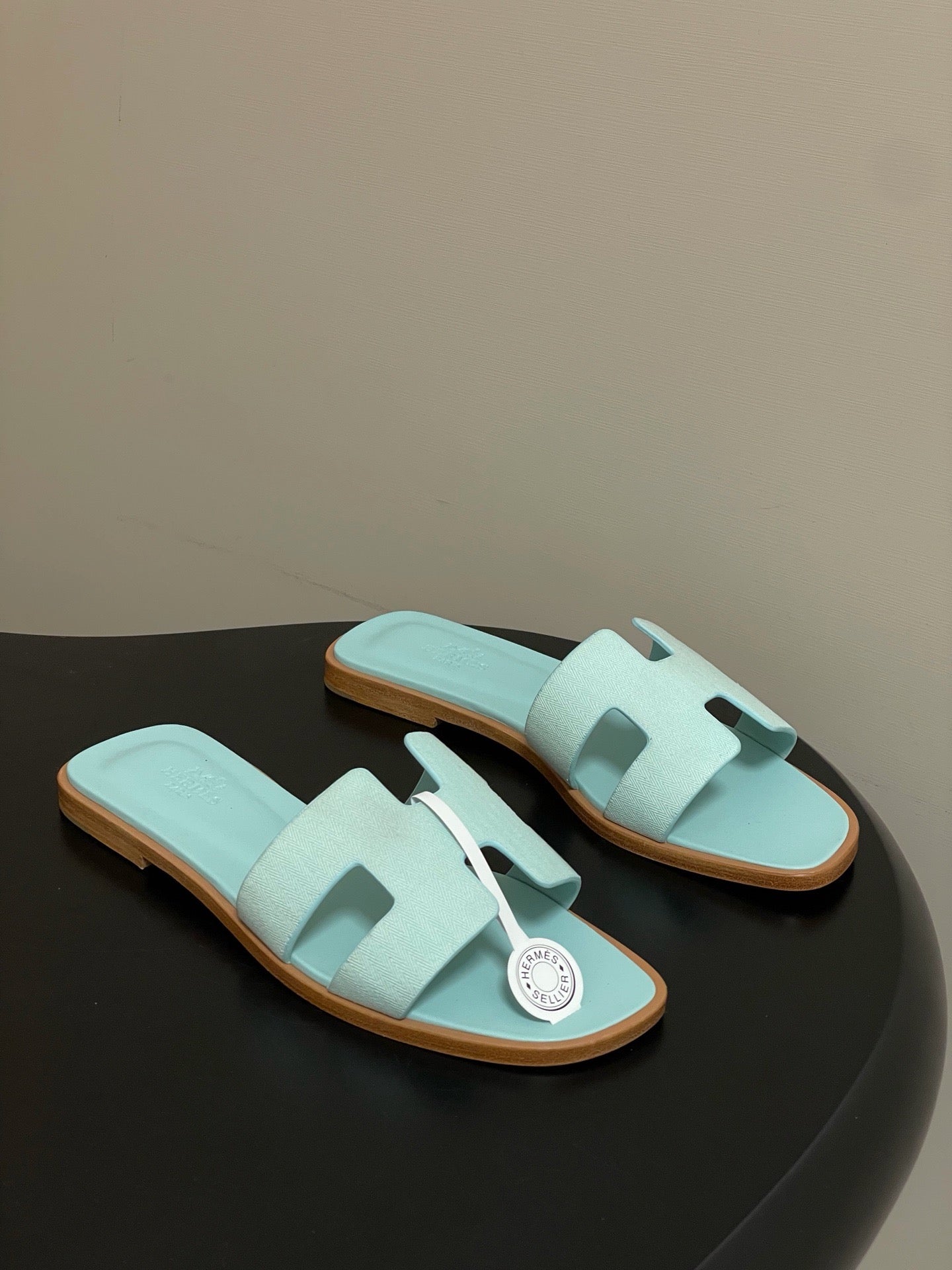 H oran famous brand sandal