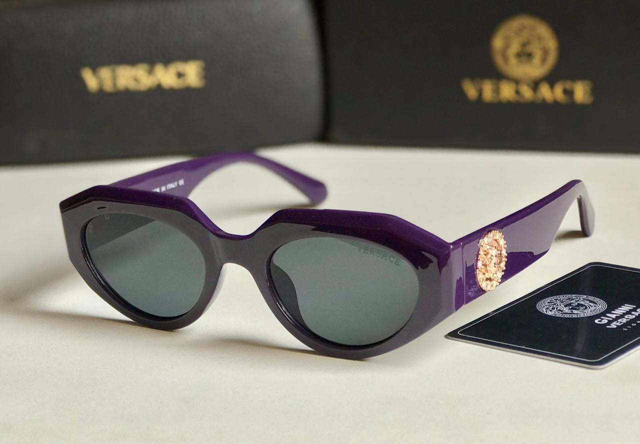 Famous brand sunglasses ( 4 shades )