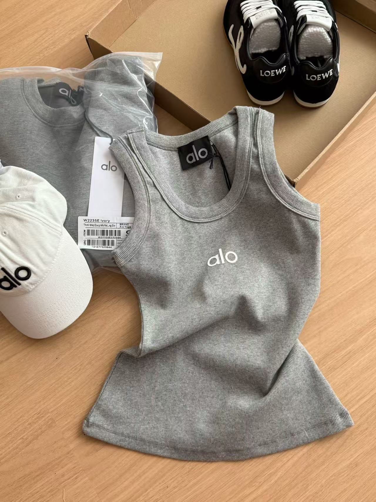 A L O famous brand tank tops ( 8 colors )