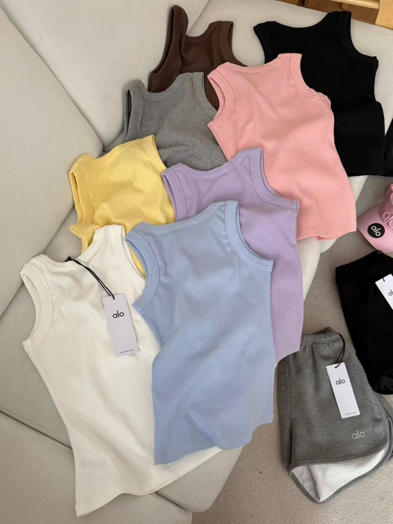 A L O famous brand tank tops ( 8 colors )