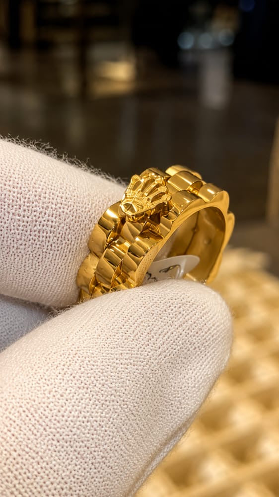 R famous brand ring ( 6 - 7 size )