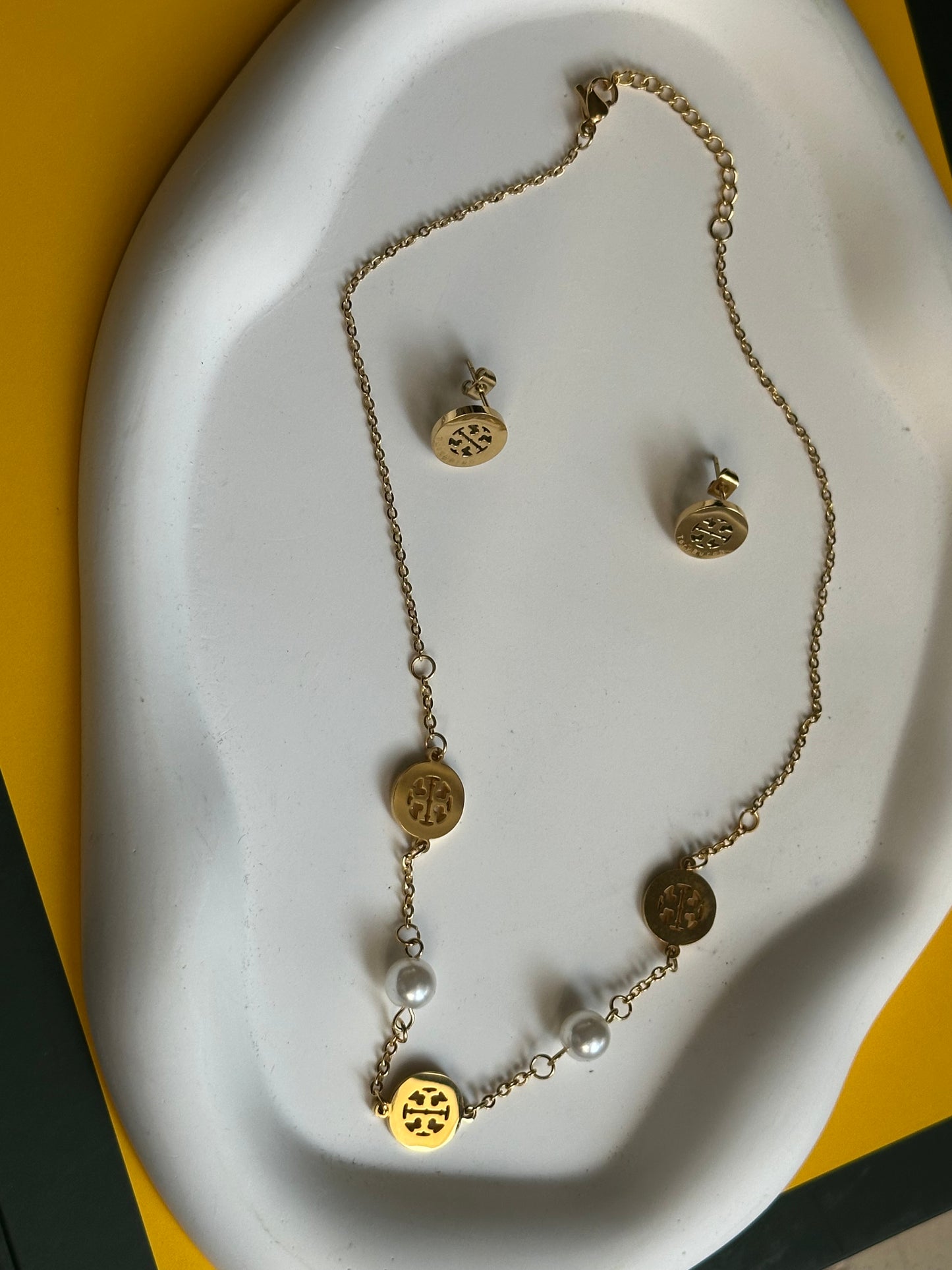 Necklace and earrings ( 5 sets )